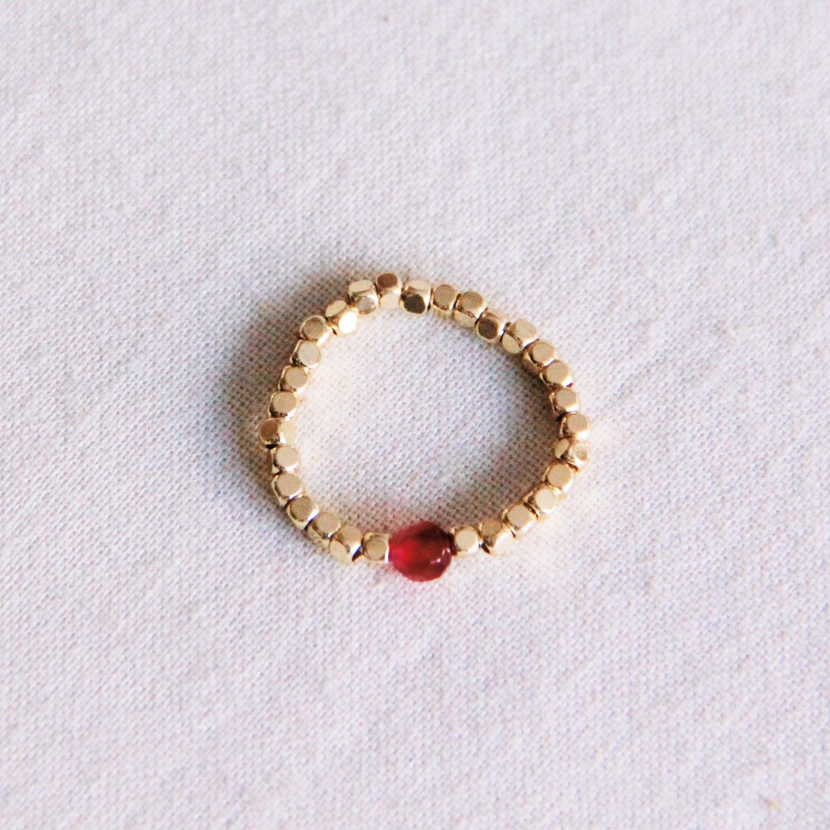 Elastische ring met natuursteen - hete roze