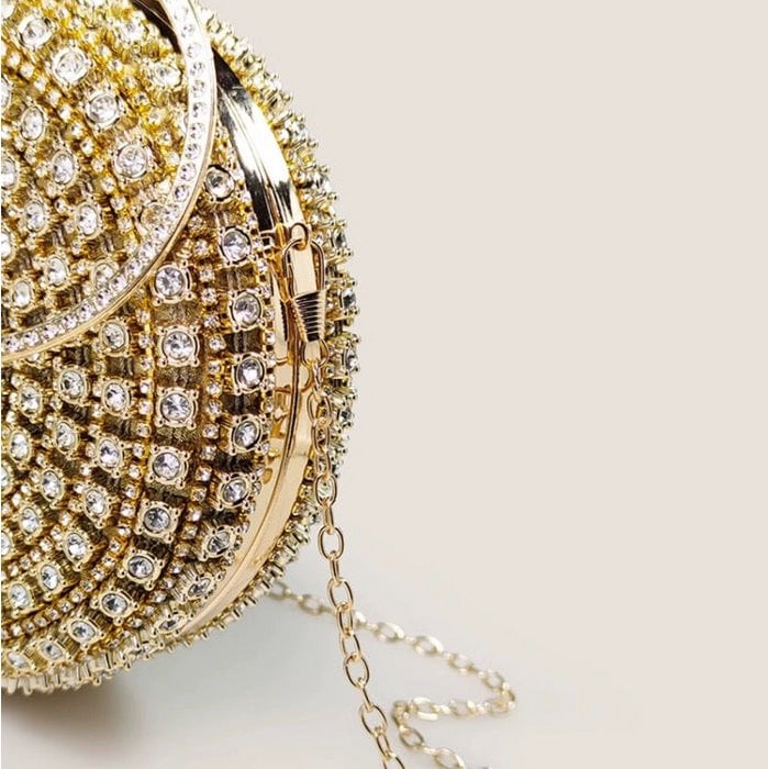 Oogverblindende ronde clutch met diamantlook