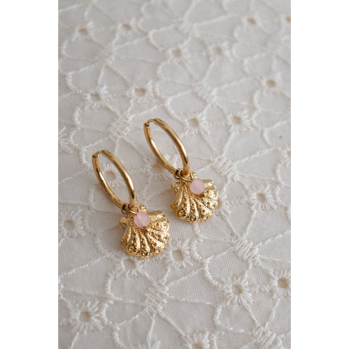 Schelp & Rozenkwarts Oorringen - Goud