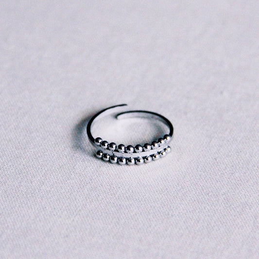 R640: Stalen verstelbare ring met gestippelde rand - zilver