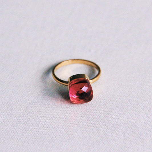 RVS ring met vierkante kristalsteen - magenta/goud