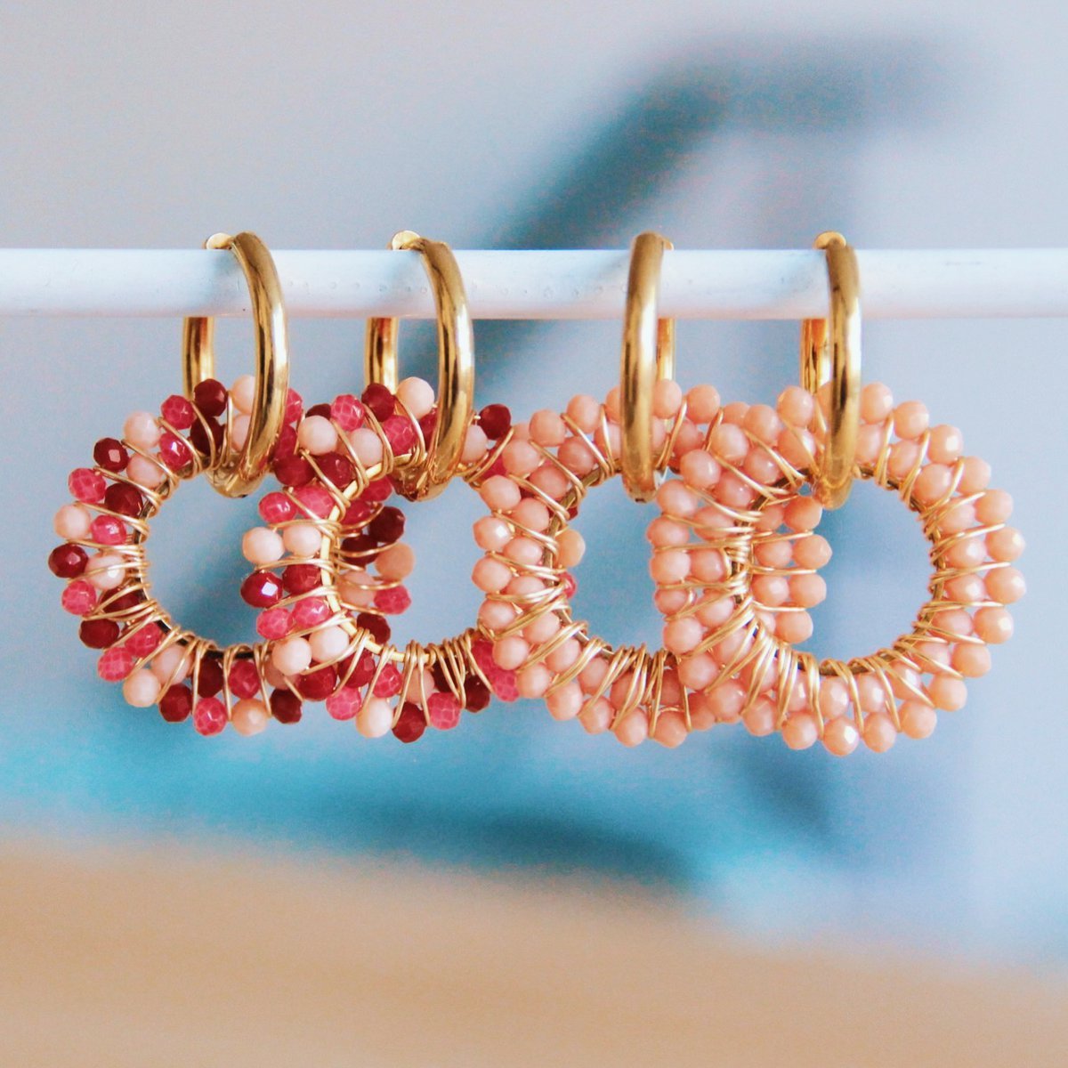 Oorrel met ronde facet hanger - roze/rode mix
