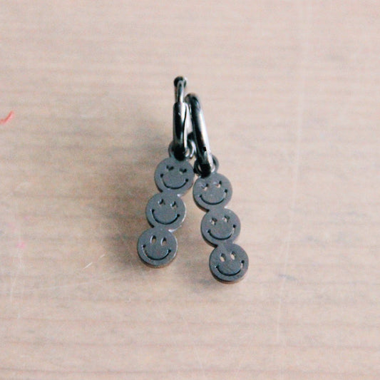 Roestvrijstalen oorringen met 3 smileys – zilver