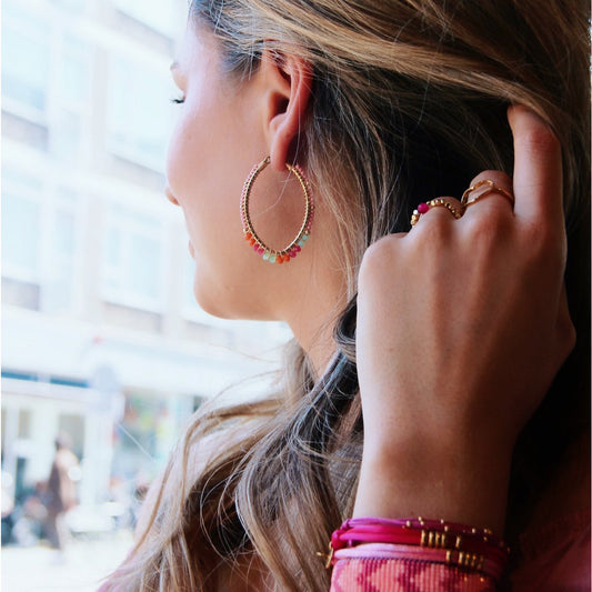 Ovale hoepel oorbellen met facetten en miyukis - rood/roze