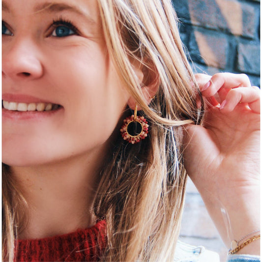 Oorrel met ronde facet hanger - roze/rode mix